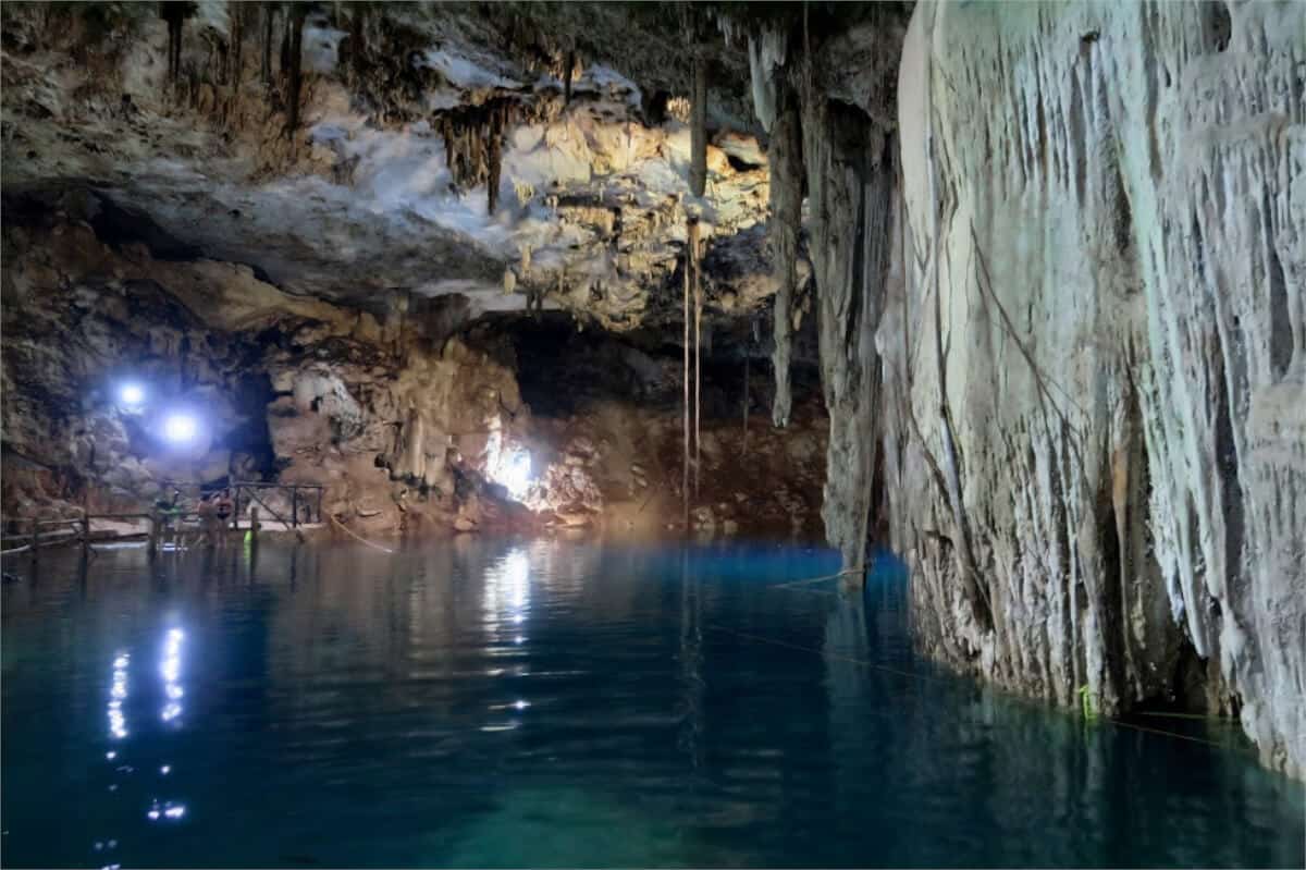 Cenote Dzitnup - Interior del cenote