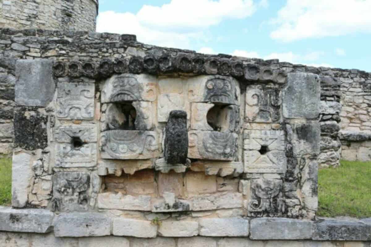 Mayapán - La Sala de los Mascarones