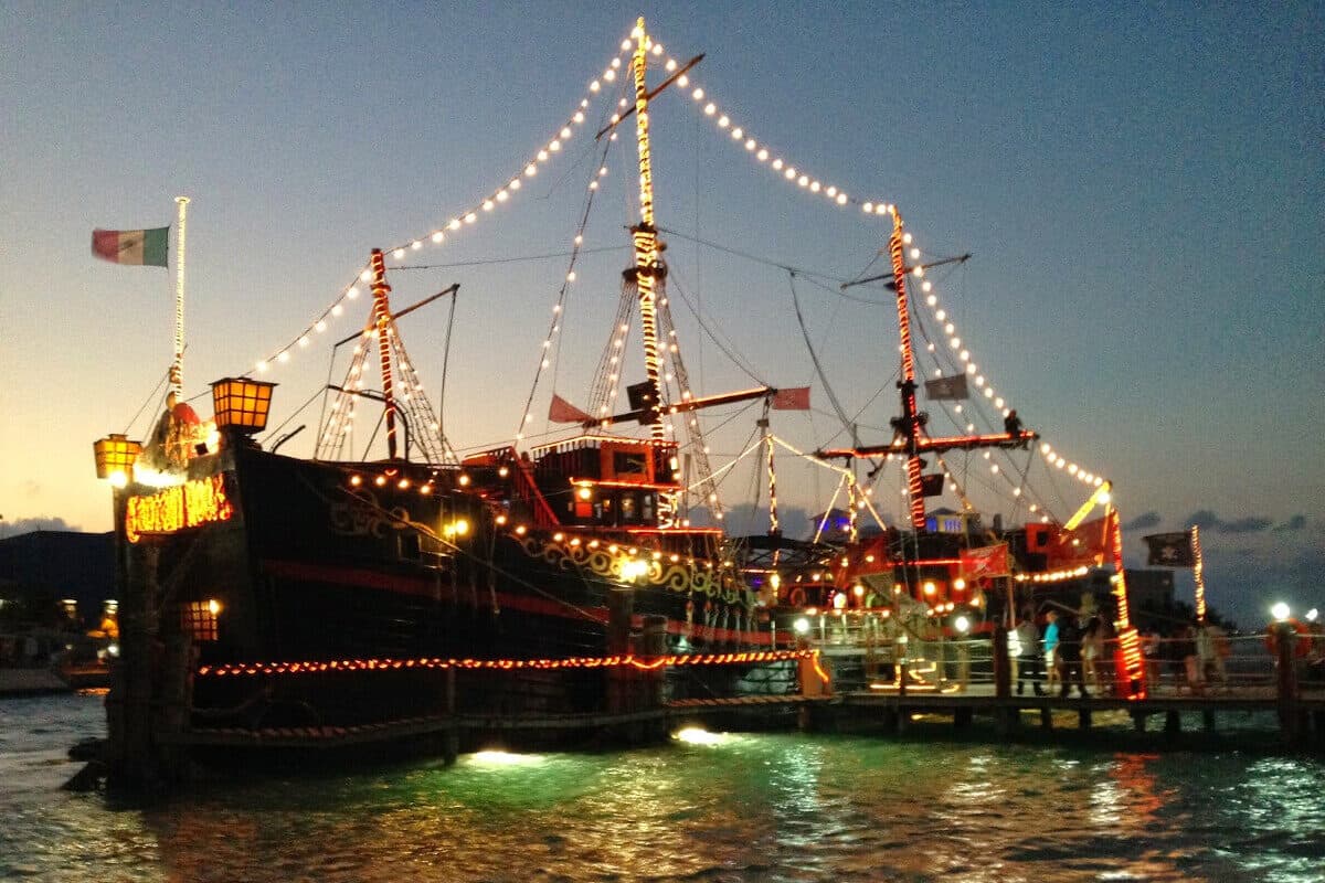 Cancún de noche - Cenar en el barco del Capitán Hook