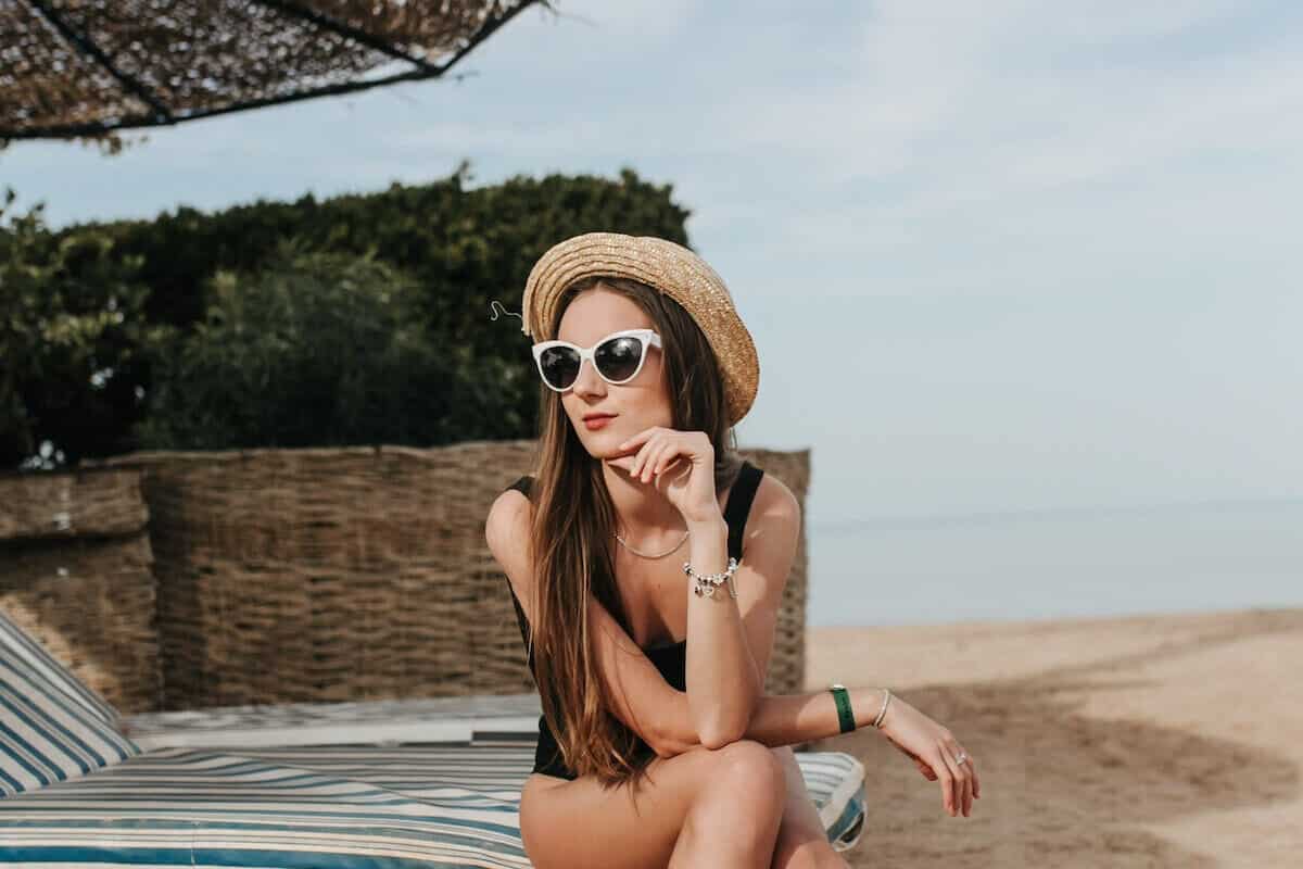 Juvenil outfits para playas - Gafas de sol y sombrero